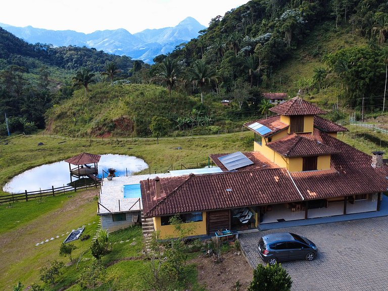 Casa com piscina, lago e suíte com hidromassagem