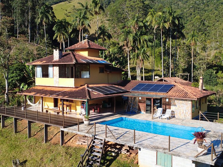 Casa com piscina, lago e suíte com hidromassagem