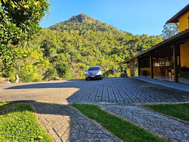 Casa com piscina, lago e suíte com hidromassagem