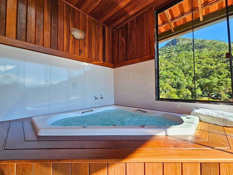 Casa com piscina, lago e suíte com hidromassagem