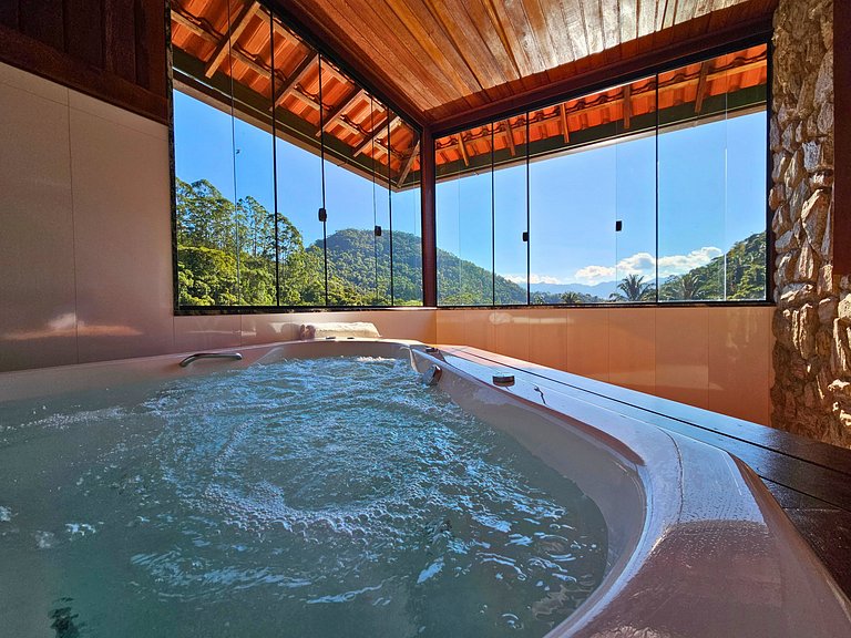 Casa com piscina, lago e suíte com hidromassagem