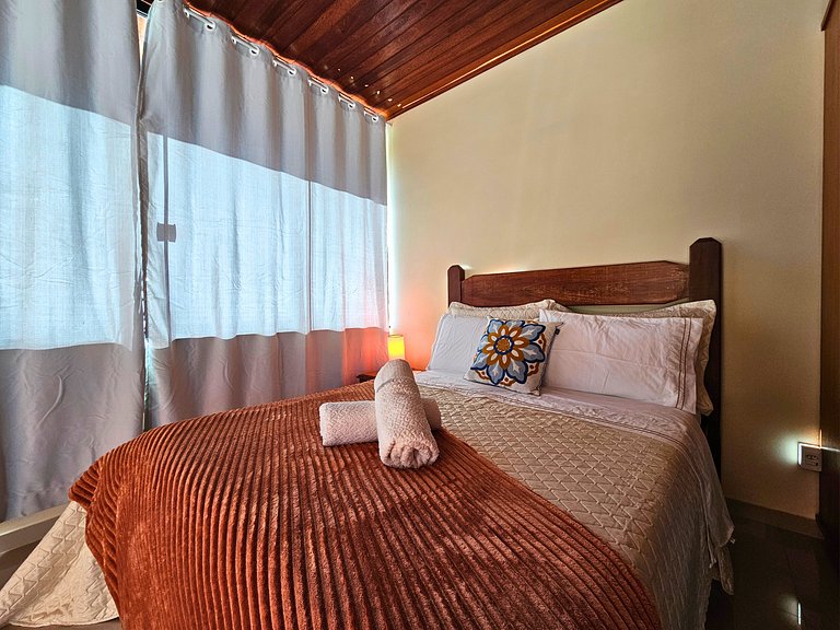 Casa com piscina, lago e suíte com hidromassagem
