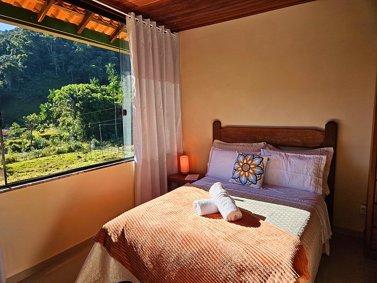 Casa com piscina, lago e suíte com hidromassagem
