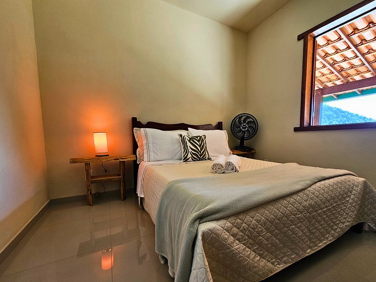 Casa com piscina, lago e suíte com hidromassagem
