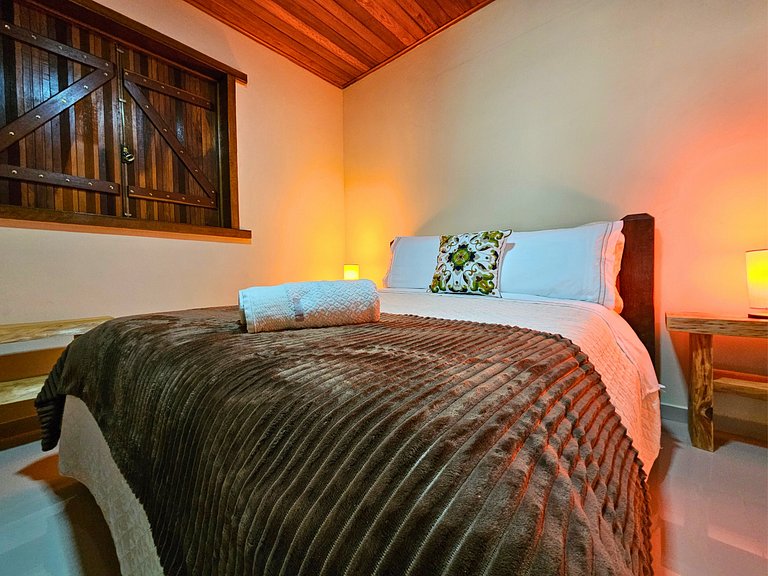 Casa com piscina, lago e suíte com hidromassagem