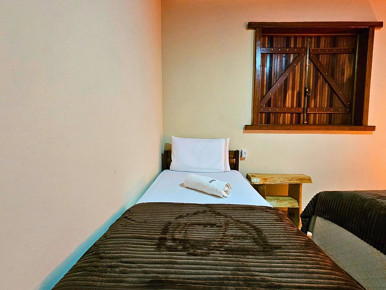 Casa com piscina, lago e suíte com hidromassagem