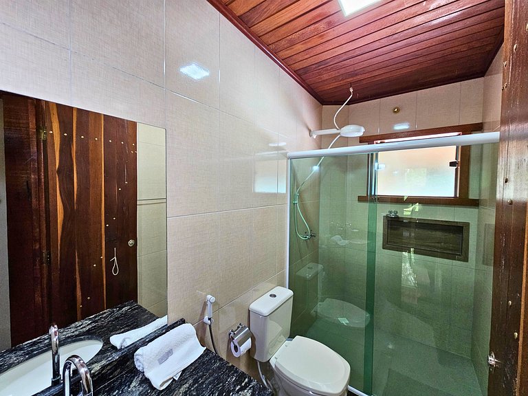 Casa com piscina, lago e suíte com hidromassagem