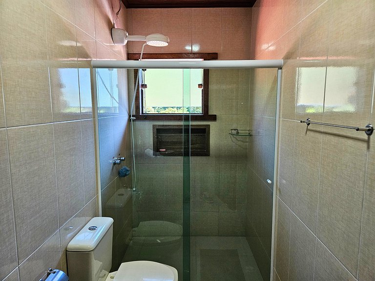 Casa com piscina, lago e suíte com hidromassagem