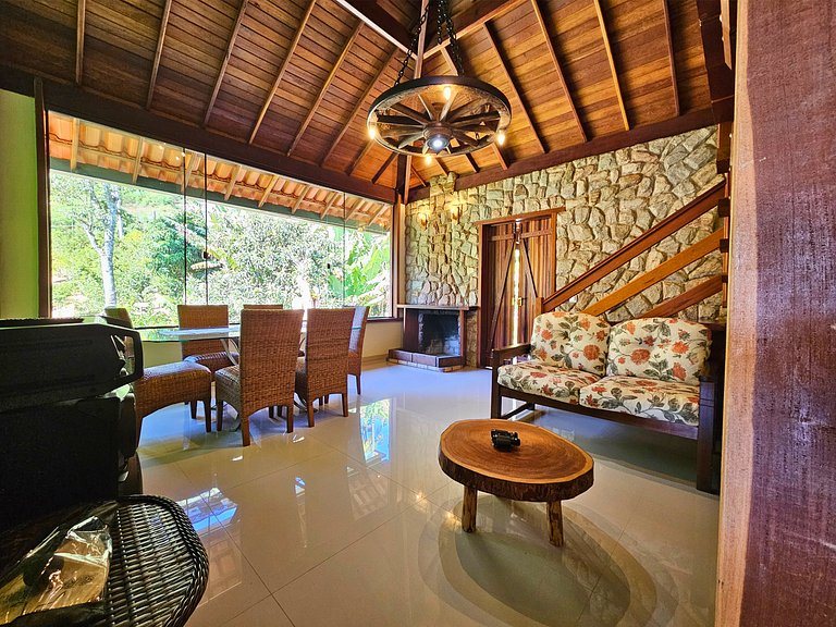 Casa com piscina, lago e suíte com hidromassagem