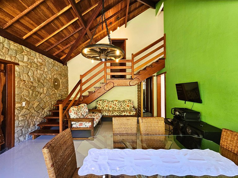 Casa com piscina, lago e suíte com hidromassagem