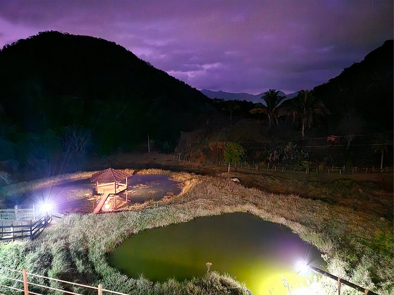 Casa com piscina, lago e suíte com hidromassagem