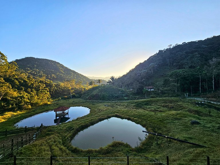 Casa com piscina, lago e suíte com hidromassagem