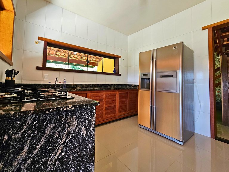 Casa com piscina, lago e suíte com hidromassagem