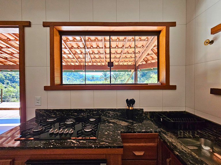 Casa com piscina, lago e suíte com hidromassagem