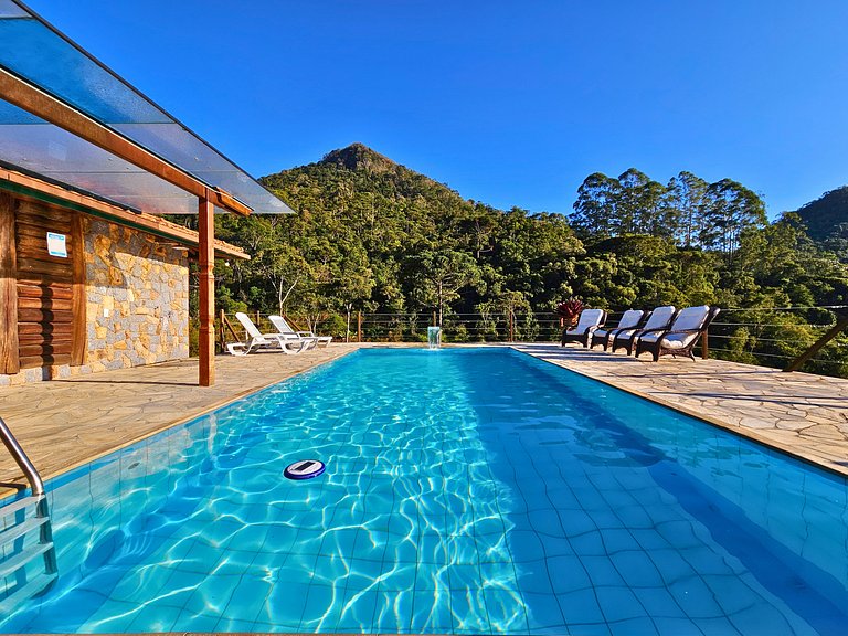 Casa com piscina, lago e suíte com hidromassagem