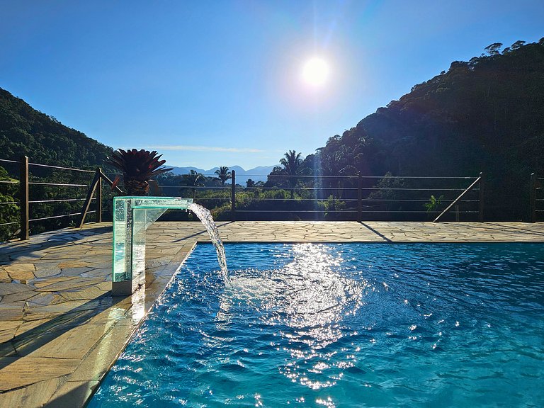 Casa com piscina, lago e suíte com hidromassagem