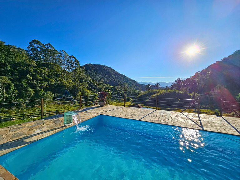 Casa com piscina, lago e suíte com hidromassagem
