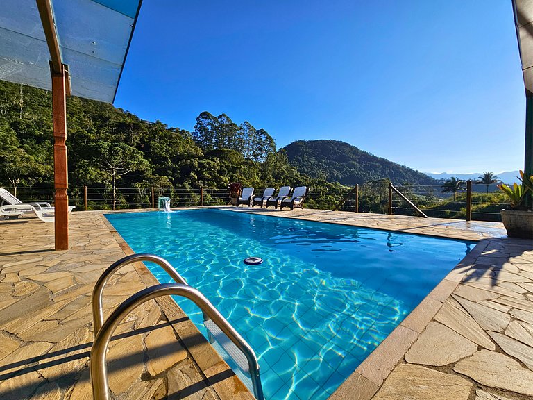 Casa com piscina, lago e suíte com hidromassagem