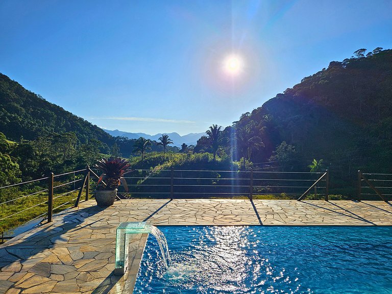 Casa com piscina, lago e suíte com hidromassagem