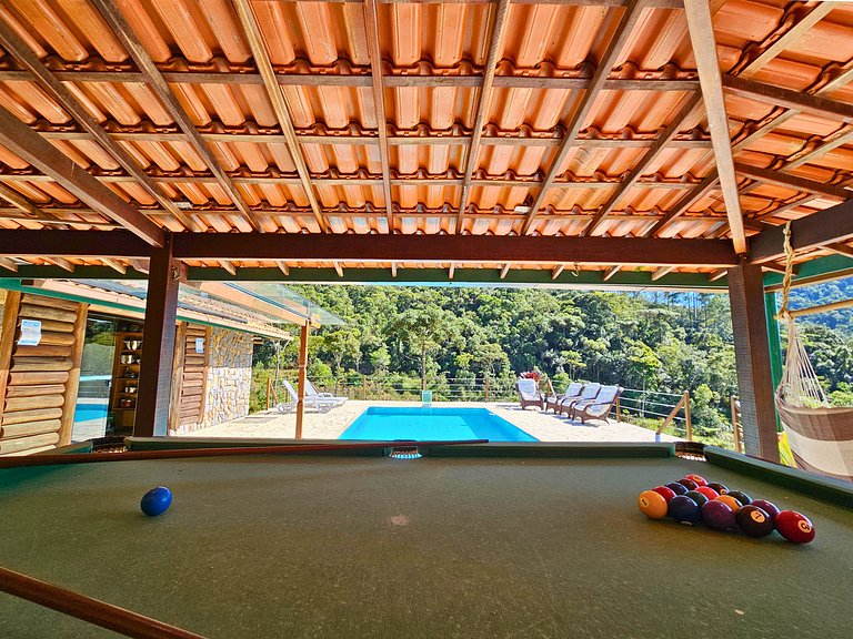 Casa com piscina, lago e suíte com hidromassagem