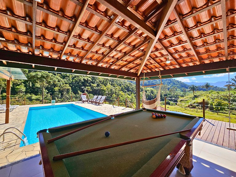 Casa com piscina, lago e suíte com hidromassagem