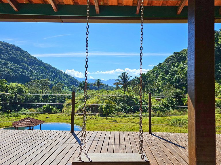 Casa com piscina, lago e suíte com hidromassagem