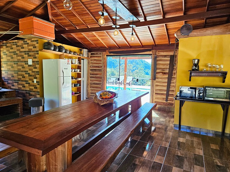 Casa com piscina, lago e suíte com hidromassagem