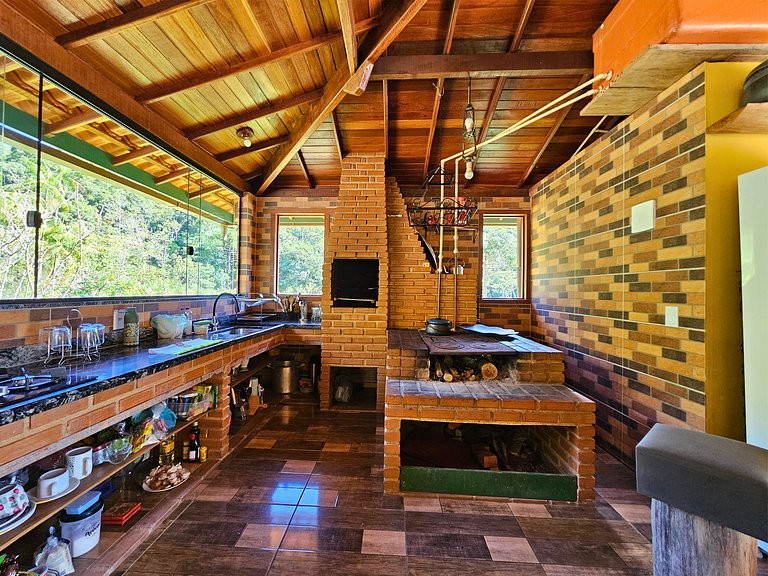 Casa com piscina, lago e suíte com hidromassagem