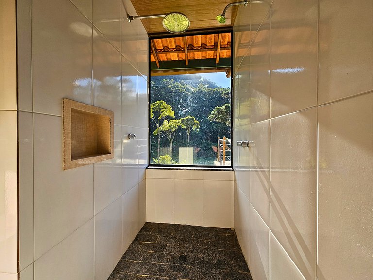 Casa com piscina, lago e suíte com hidromassagem