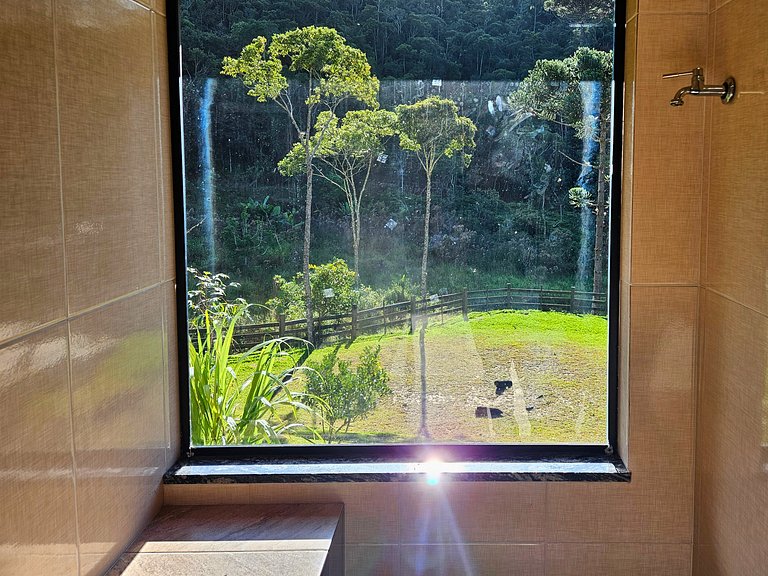 Casa com piscina, lago e suíte com hidromassagem
