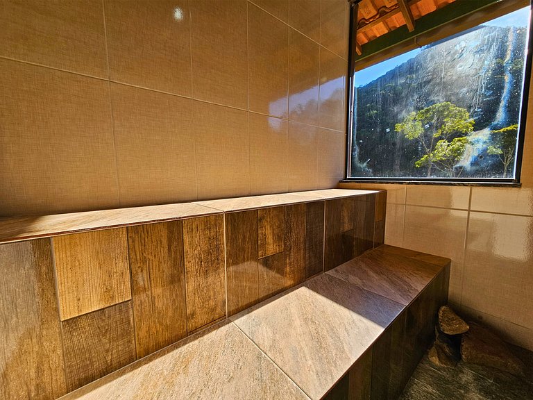 Casa com piscina, lago e suíte com hidromassagem