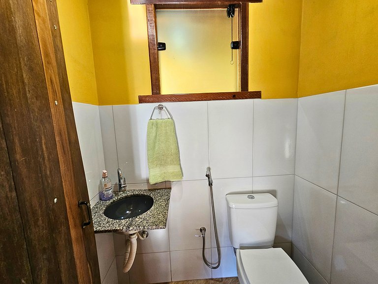 Casa com piscina, lago e suíte com hidromassagem