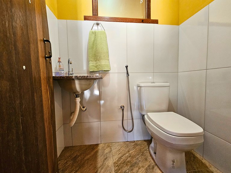 Casa com piscina, lago e suíte com hidromassagem