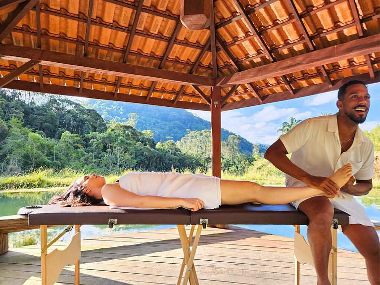 Casa com piscina, lago e suíte com hidromassagem