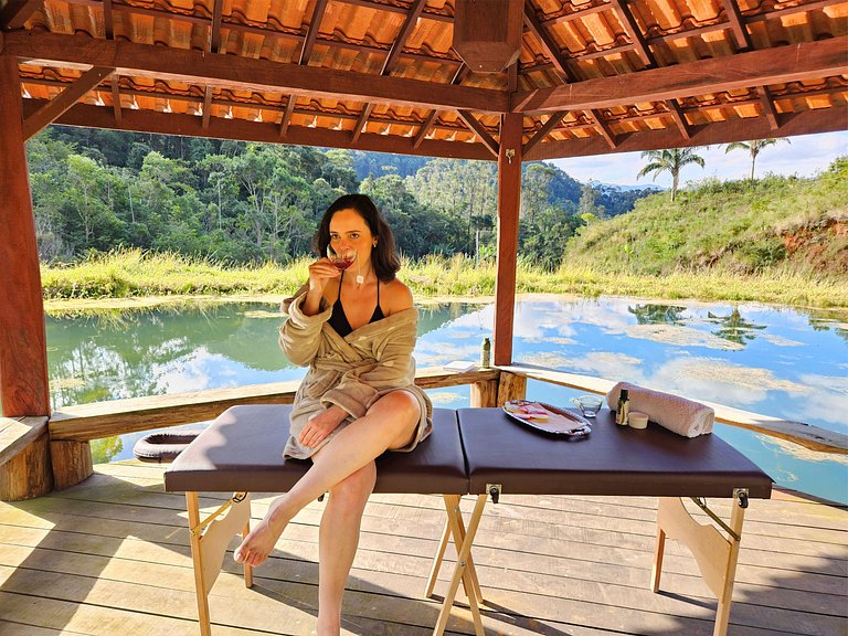 Casa com piscina, lago e suíte com hidromassagem