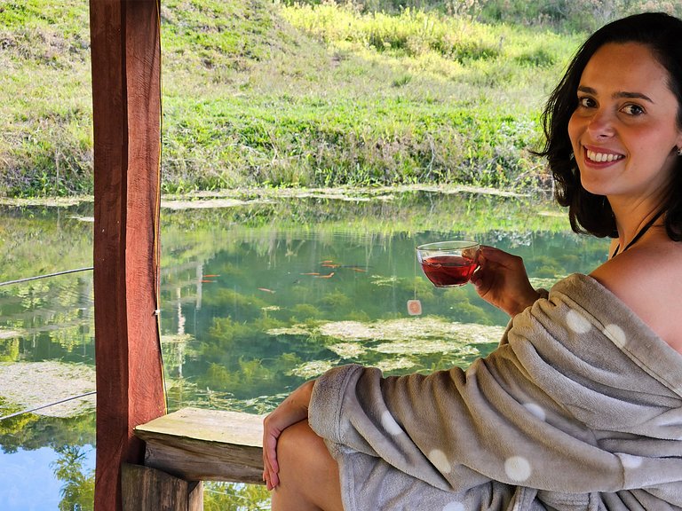 Casa com piscina, lago e suíte com hidromassagem