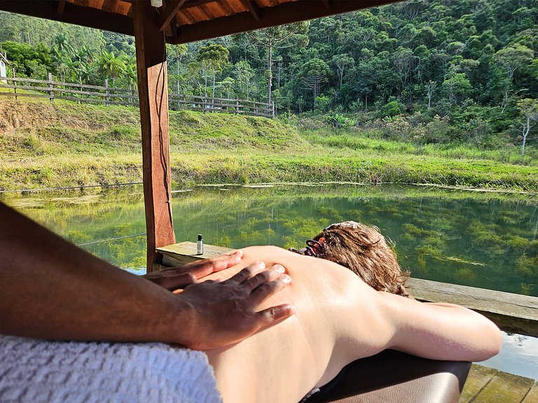 Casa com piscina, lago e suíte com hidromassagem