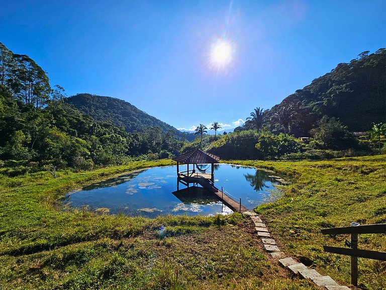 Casa com piscina, lago e suíte com hidromassagem