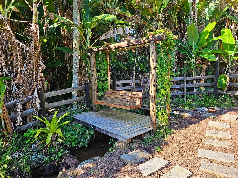 Casa com piscina, lago e suíte com hidromassagem
